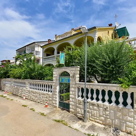 Nada 2451 Apartman *