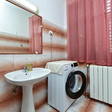 Nada 2451 Apartment Fažana