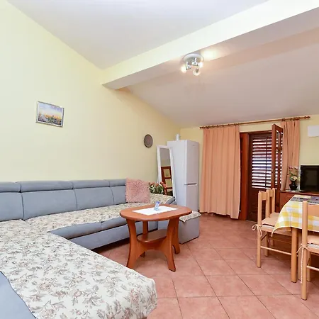 Apartment Nada 2451 Fažana